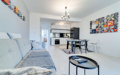 Kęty: Billedramme, Ejendom, Møbel, Bord, Indretning, Belysning, Arkitektur, Etage, Træ