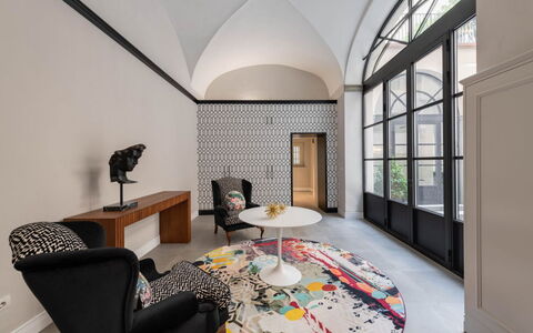 Duomo Penthouse Luxury Apartment In Florence By Pa: Bord, Møbel, Ejendom, Bygning, Indretning, Komfort, Belysning, Gulvbelægning, Arkitektur, Etage