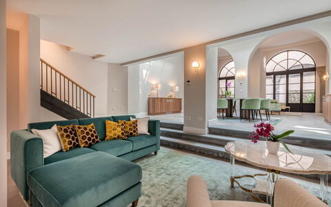 Duomo Penthouse Luxury Apartment In Florence By Pa: Møbel, Ejendom, Bord, Plante, Couch, Vindue, Stueplante, Stue, Indretning, Komfort