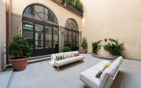 Duomo Penthouse Luxury Apartment In Florence By Pa: Plante, Ejendom, Bygning, Indretning, Belysning, Arkitektur, Blomsterkrukke, Komfort, Stueplante, Boligområde