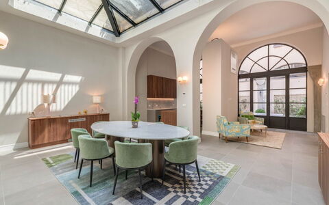 Duomo Penthouse Luxury Apartment In Florence By Pa: Bord, Møbel, Ejendom, Stol, Plante, Vindue, Træ, Bygning, Indretning, Etage