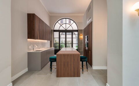 Duomo Penthouse Luxury Apartment In Florence By Pa: Ejendom, Bord, Bygning, Træ, Indretning, Belysning, Gulvbelægning, Cabinetry, Skuffe, Etage