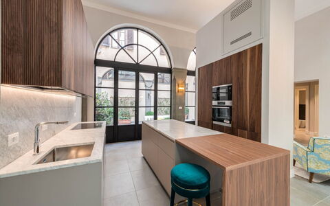 Duomo Penthouse Luxury Apartment In Florence By Pa: Møbel, Ejendom, Bord, Cabinetry, Indretning, Vindue, Træ, Stol, Køkken, Plante