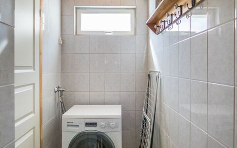 Pikku-Pölly: Møbel, Indretning, Gulvbelægning, Etage, Bord, Loft, Køkken & Spisebord, Belysning, Stol, Hjem