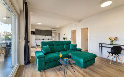 Zadar Bibinje 222: Couch, Møbel, Bord, Azure, Stueplante, Komfort, Bygning, Træ, Stue, Indretning