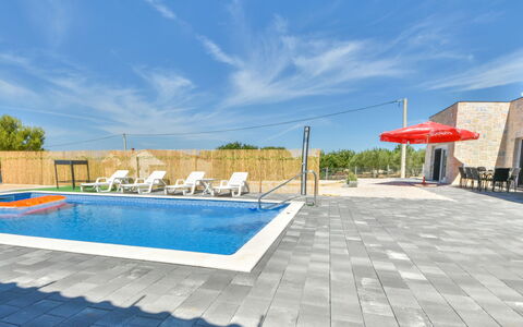 Vulelija Holiday Home: Himmel, Sky, Vand, Svømmepøl, Udendørs Møbler, Krop Af Vand, Skygge, Plante, Træ, Fritid