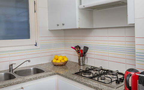 Llançà 385: Cabinetry, Køkkenvask, Countertop, Håndvask, Køkken, Vindue, Tap, Indretning, Komfur
