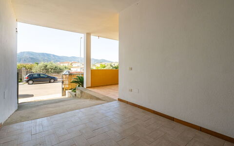 Gigi: Plante, Himmel, Bygning, Ejendom, Vindue, Hus, Træ, Land Lot, Sommerhus, Trappe