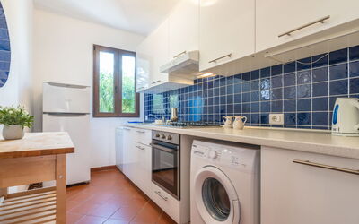 Villa Angela 100.2: Vaskerum, Cabinetry, Vaskemaskine, Tørretumbler, Blå, Countertop, Stueplante, Sanitærarmatur, Køkken, Husholdningsapparat