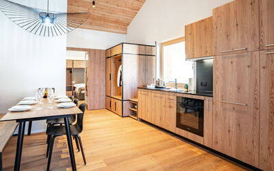 Swisspeak Resorts Thyon 4 Vallées 9000.9: Indretning, Træ, Gulvbelægning, Møbel, Loft, Etage, Køkken, Trægulve, Belysning, Countertop