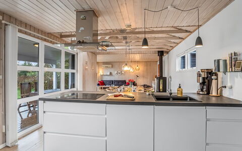 Mira - 500M from the Sea: Hus, Hjem, Dør, Tag, Sommerhus, Estate, Have, Skygge, Sidespor, Gård