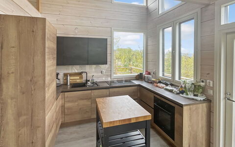 Saana Aurora: Køkken, Møbel, Countertop, Gulvbelægning, Indretning, Træ, Etage, Cabinetry, Køkken Apparat, Trægulve