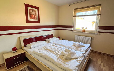 Sanddorn: Møbel, Bygning, Ejendom, Vindue, Komfort, Træ, Bed Frame, Seng, Indretning, Skygge