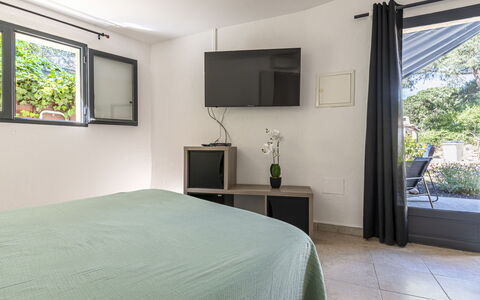 Porto Vecchio 157: Plante, Møbel, Bygning, Ejendom, Komfort, Textile, Træ, Skygge, Indretning