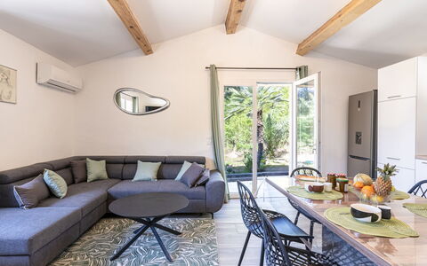 Porto Vecchio 157: Bord, Møbel, Ejendom, Billedramme, Couch, Træ, Indretning, Vindue, Arkitektur, Etage