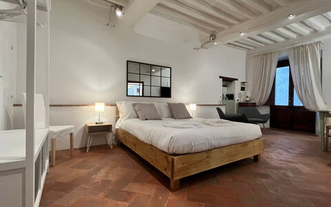 Vicolo Della Scala Rooms: Bygning, Møbel, Ejendom, Vindue, Komfort, Træ, Bed Frame, Skygge, Indretning, Seng