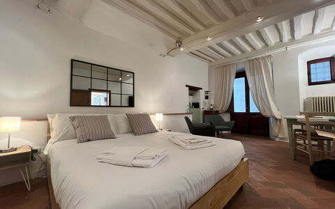 Vicolo Della Scala Rooms: Møbel, Bygning, Vindue, Komfort, Træ, Bord, Belysning, Indretning, Bed Frame