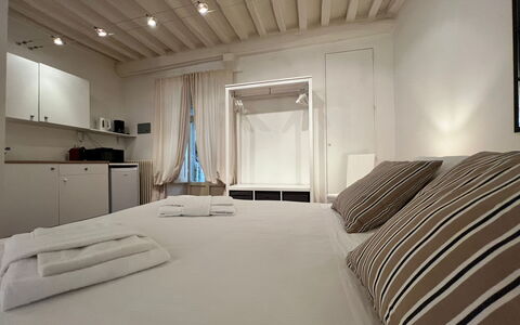 Vicolo Della Scala Rooms: Ejendom, Møbel, Træ, Komfort, Indretning, Bygning, Arkitektur, Gulvbelægning, Etage, Hal