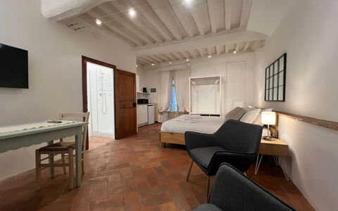 Vicolo Della Scala Rooms: Møbel, Bord, Indretning, Etage, Træ, Gulvbelægning, Stue, Komfort, Ejendom, Hårdttræ