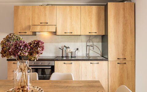 Miki Mhouse: Brun, Cabinetry, Countertop, Ejendom, Møbel, Blomst, Køkkenvask, Håndvask, Træ, Køkken