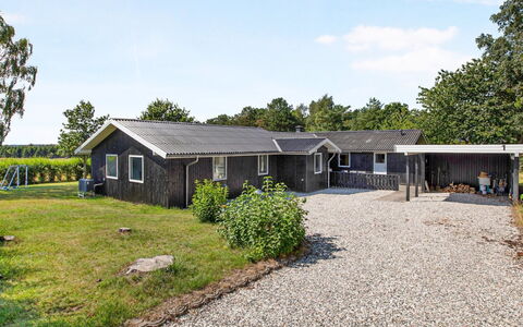 Neele - 800M from the Sea: Møbel, Indretning, Gulvbelægning, Etage, Loft, Værelse, Stol, Bord, Lejlighed, Køkken & Spisebord