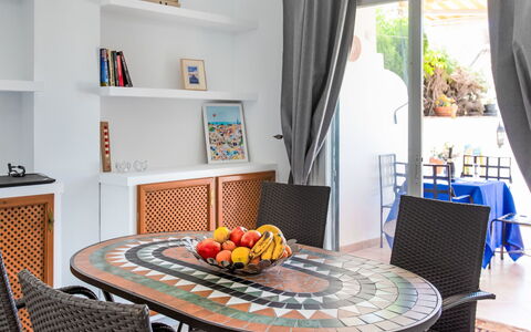 Los Almendros: Ejendom, Bord, Møbel, Produkt, Vindue, Textile, Indretning, Arkitektur, Orange, Gulvbelægning