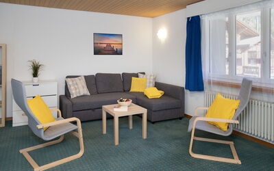 Bekb-Gebäude Apt 07 73.3: Møbel, Indretning, Gulvbelægning, Væg, Træ, Etage, Couch, Loft, Værelse, Stue