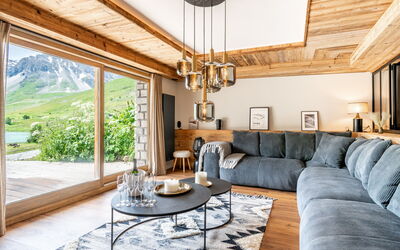 Tignes 451: Møbel, Ejendom, Bord, Couch, Azure, Træ, Plante, Belysning, Indretning, Vindue