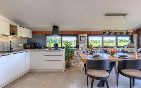 Claudia: Cabinetry, Møbel, Countertop, Bygning, Plante, Køkken, Bord, Stueplante, Komfur, Træ