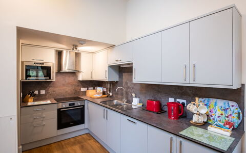 The Barn: Cabinetry, Countertop, Køkken Apparat, Komfur, Træ, Køkken, Husholdningsapparat, Indretning, Gulvbelægning, Etage