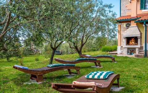 Tuscany: Vand, Plante, Bygning, Himmel, Ejendom, Sky, Svømmepøl, Azure, Vindue, Hus
