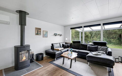 Manko - 1Km from the Sea: Gulvbelægning, Møbel, Indretning, Couch, Stue, Etage, Loft, Værelse, Trægulve, Television