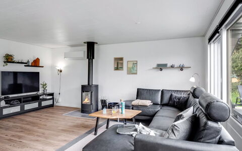 Manko - 1Km from the Sea: Møbel, Indretning, Couch, Gulvbelægning, Stue, Etage, Television, Loft, Værelse, Hjem