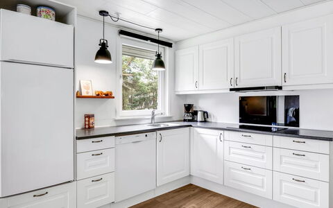 Manko - 1Km from the Sea: Køkken, Cabinetry, Køkken Apparat, Countertop, Gulvbelægning, Større Bandage, Træ, Indretning, Møbel, Skuffe