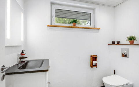Manko - 1Km from the Sea: Væg, Gulvbelægning, Sanitærarmatur, Indretning, Etage, Vvs, Badeværelse, Toilet, Loft, Tap
