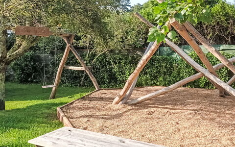Bidart 271: Træ, Legepladsudstyr, Have, Backyard, Jord, Lawn, Skygge, Landscaping, Gård, Parkere