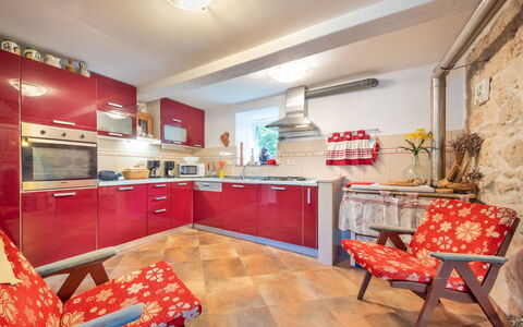Tuscany for Two: Møbel, Billedramme, Stueplante, Belysning, Cabinetry, Indretning, Træ, Bygning, Stue, Etage