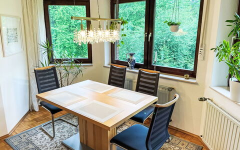 Kersten: Bord, Møbel, Ejendom, Plante, Blå, Stol, Bordservice, Skygge, Indretning, Udendørs Møbler