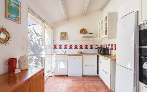 Miramar: Køkken, Større Bandage, Countertop, Gulvbelægning, Møbel, Køkken Apparat, Indretning, Etage, Cabinetry, Værelse