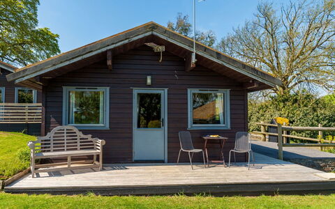 Lodge 1: Bord, Møbel, Ejendom, Plante, Blå, Stol, Bordservice, Skygge, Indretning, Udendørs Møbler