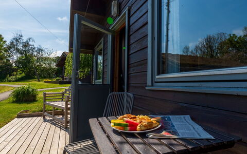 Lodge 1: Bord, Møbel, Ejendom, Plante, Blå, Stol, Bordservice, Skygge, Indretning, Udendørs Møbler