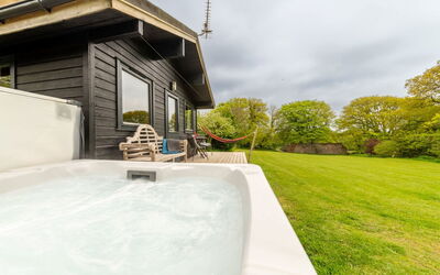 Lodge 6 - Hot Tub Lodge