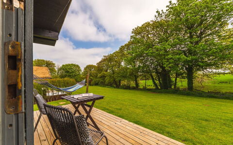 Lodge 5 - Hot Tub Lodge: Bord, Møbel, Ejendom, Plante, Blå, Stol, Bordservice, Skygge, Indretning, Udendørs Møbler