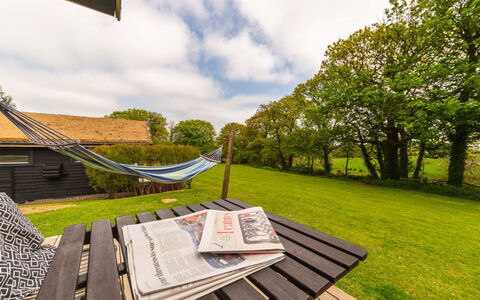 Lodge 5 - Hot Tub Lodge: Bord, Møbel, Ejendom, Plante, Blå, Stol, Bordservice, Skygge, Indretning, Udendørs Møbler