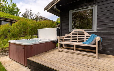 Lodge 5 - Hot Tub Lodge: Bord, Møbel, Ejendom, Plante, Blå, Stol, Bordservice, Skygge, Indretning, Udendørs Møbler