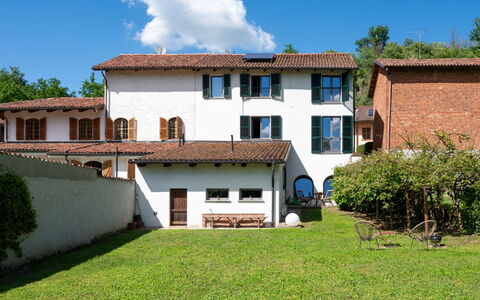 Beppe Country House: Bord, Møbel, Ejendom, Plante, Blå, Stol, Bordservice, Skygge, Indretning, Udendørs Møbler