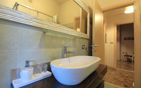Dal Molin Apartment, Garda Lake, Ac, Fitness, Jacu: Tap, Spejl, Sanitærarmatur, Ejendom, Håndvask, Badeværelsesvask, Bygning, Badeværelse, Badeværelsesskab, Træ