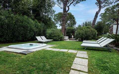 Dal Molin Apartment, Garda Lake, Ac, Fitness, Jacu: Plante, Plantesamfund, Skygge, Himmel, Udendørs Møbler, Land Lot, Sky, Træ, Rektangel, Busk