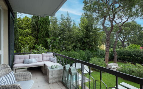 Dal Molin Apartment, Garda Lake, Ac, Fitness, Jacu: Plante, Ejendom, Møbel, Himmel, Bygning, Træ, Skygge, Græs, Sky, Couch