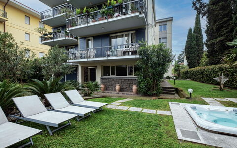 Provenzale Apartment, Garda Lake, Jacuzzi, Fitness: Plante, Bygning, Vindue, Indretning, Arkitektur, Skygge, Urban Design, Ejerlejlighed, Boligområde, Hus